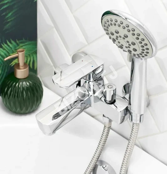 Смеситель для ванны BOOU B8215-3EH с коротким гусаком 2