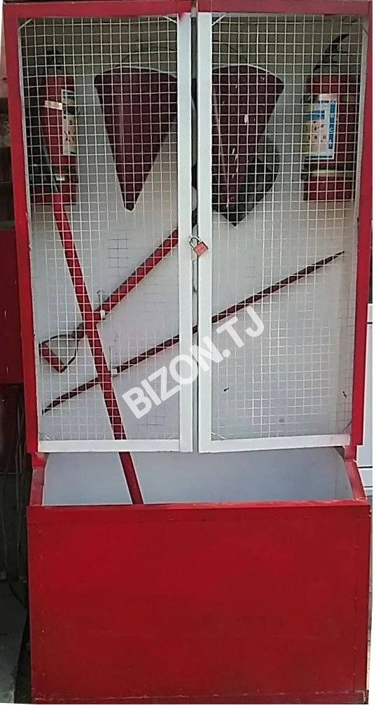 Стенд пожарный закрытый с ящиком для песка укомплектованный
