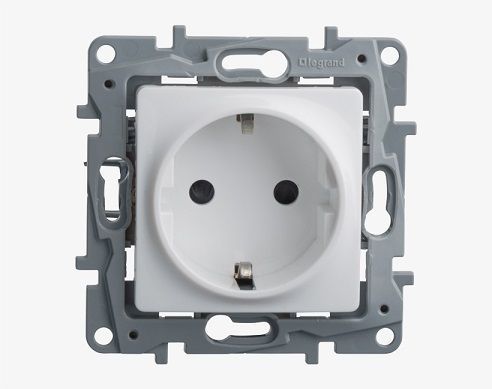 Розетка с заземлением 2P+E , LEGRAND NILOE, белый